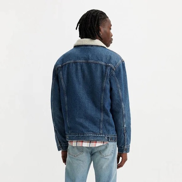 NWT Levi’s Relaxed Fit Sherpa Lined Trucker Jacket in Medium Wash Denim Men’s XL - Picture 2 of 9